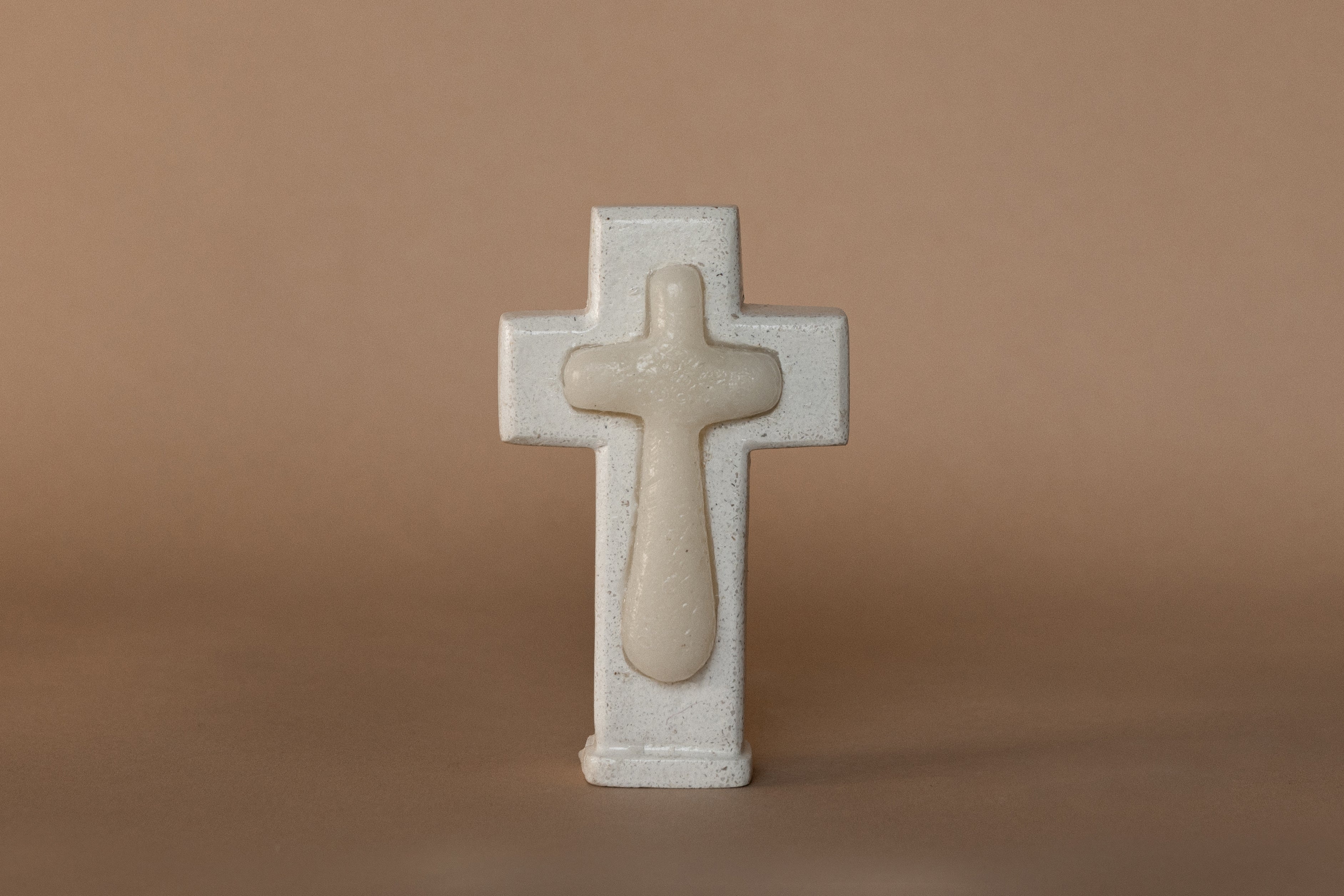 Cruz cera y piedra