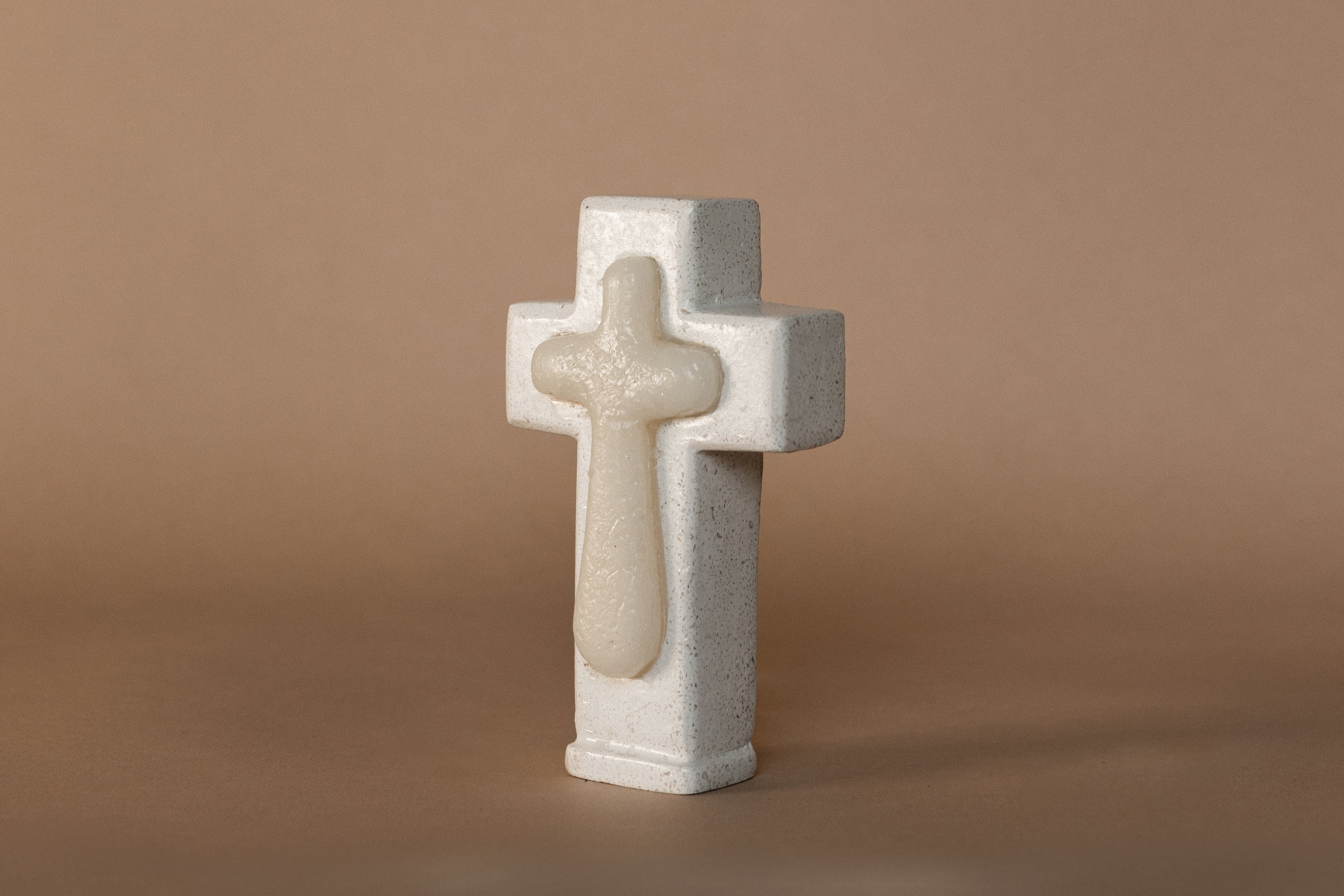 Cruz cera y piedra