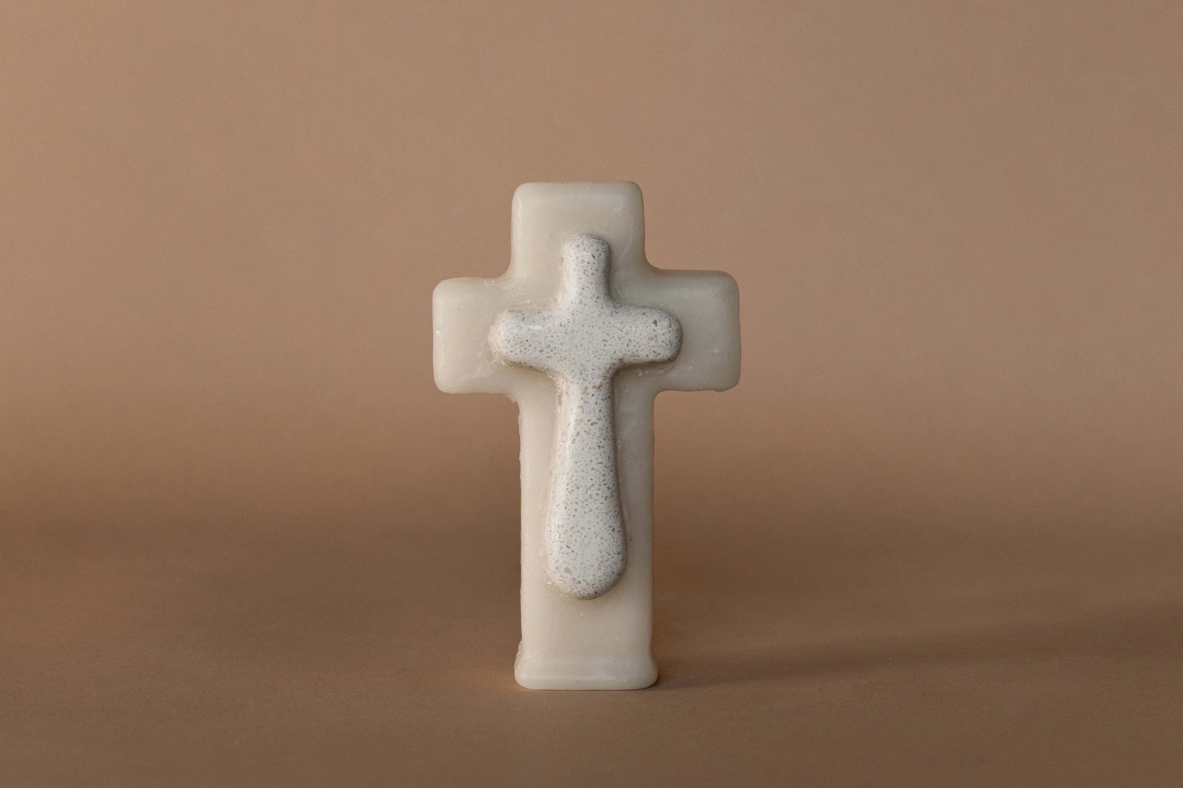 Cruz cera y piedra