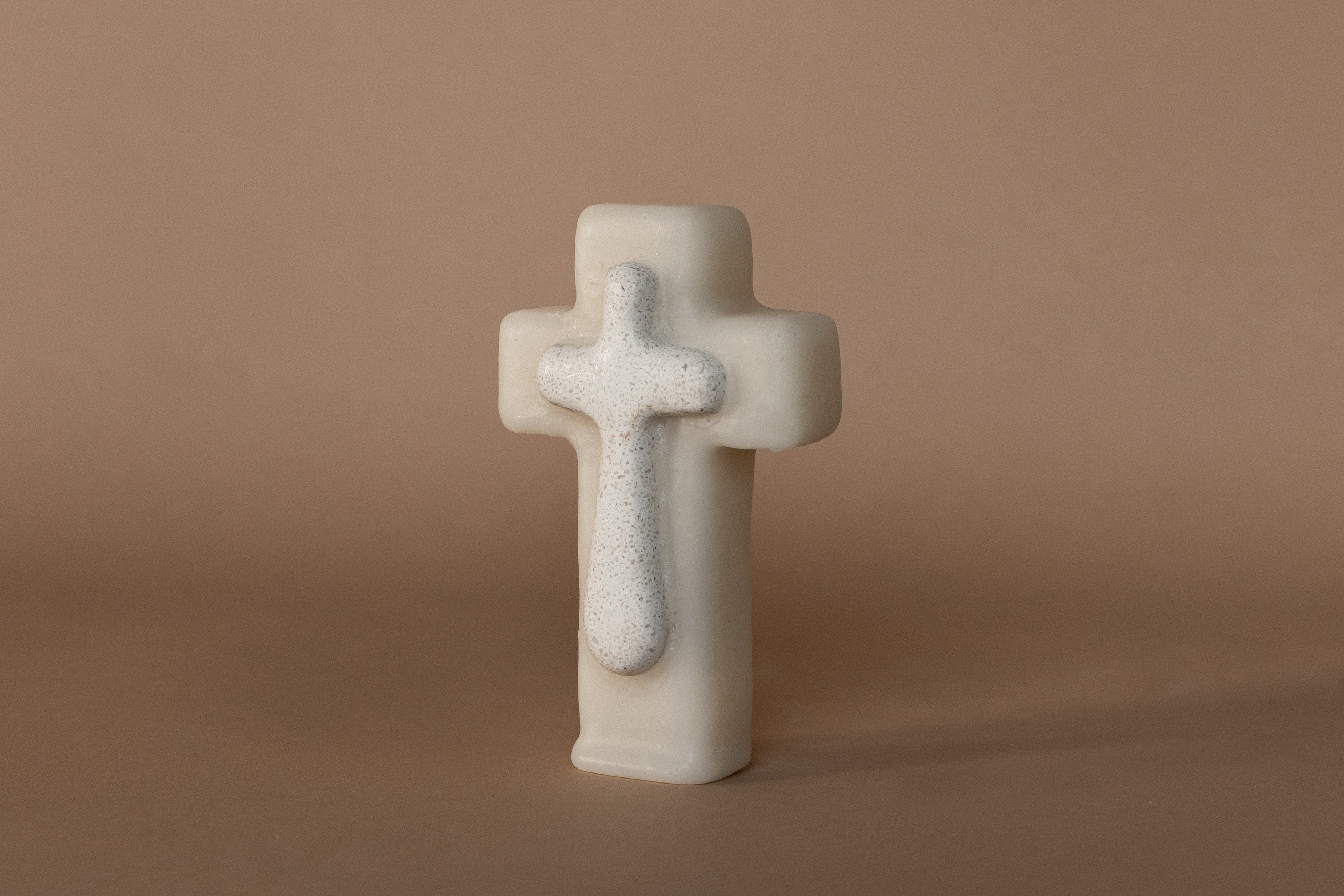 Cruz cera y piedra