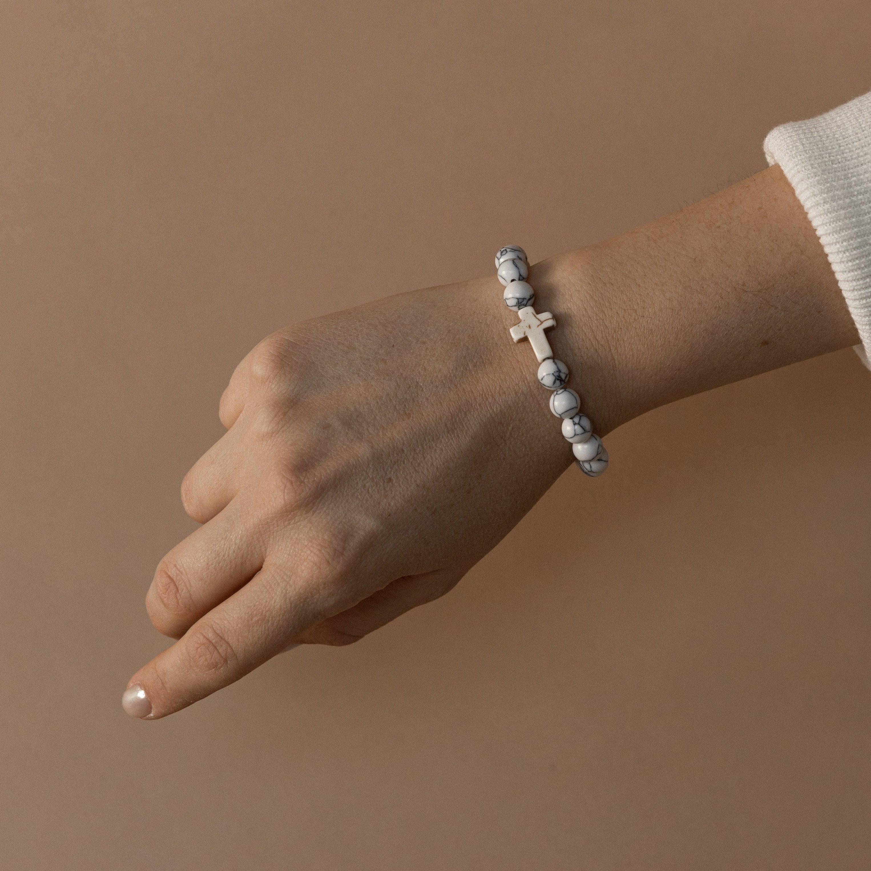 Pulsera blanca con cruz
