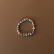 Pulsera blanca con cruz