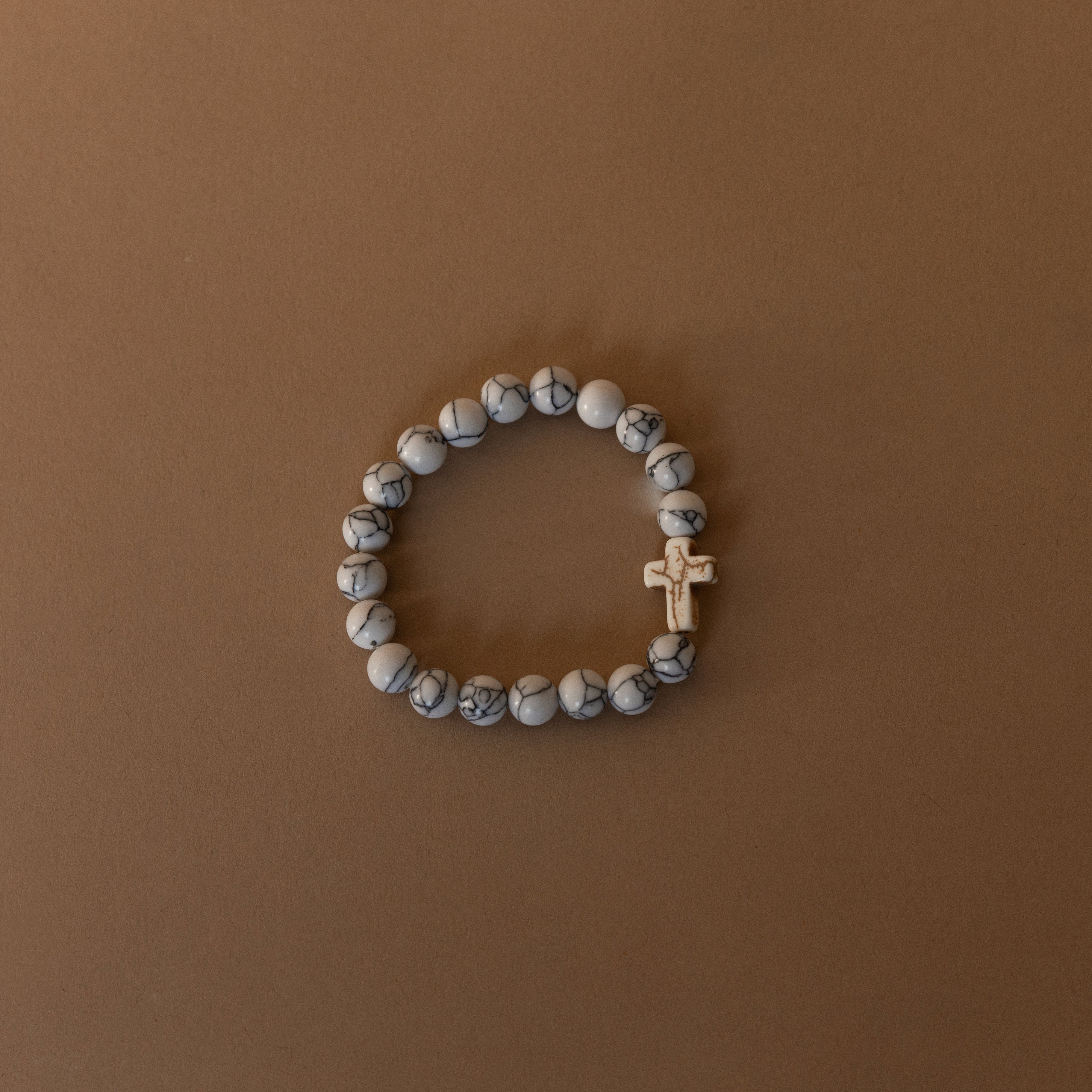 Pulsera blanca con cruz
