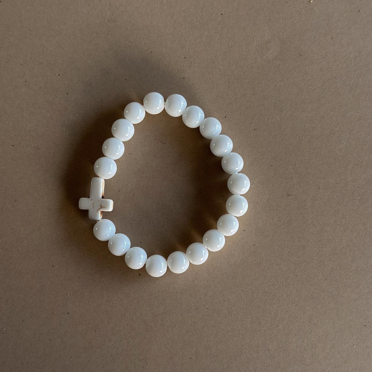 Pulsera blanca con cruz