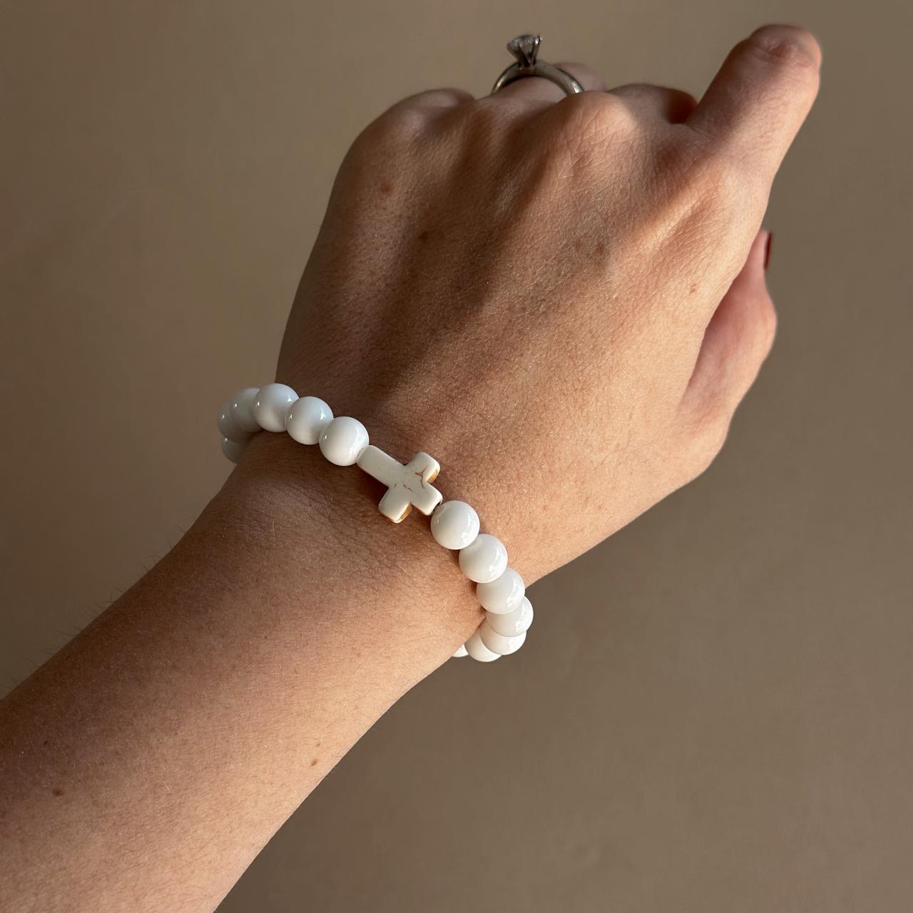 Pulsera blanca con cruz